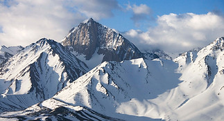 Peaks montagne enneigée 