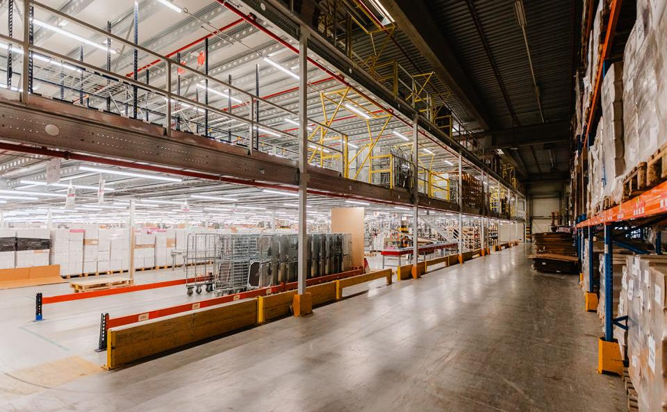 Intérieur moderne du centre de distribution à Beersel, idéal pour les activités logistiques avec mezzanine intégrée.