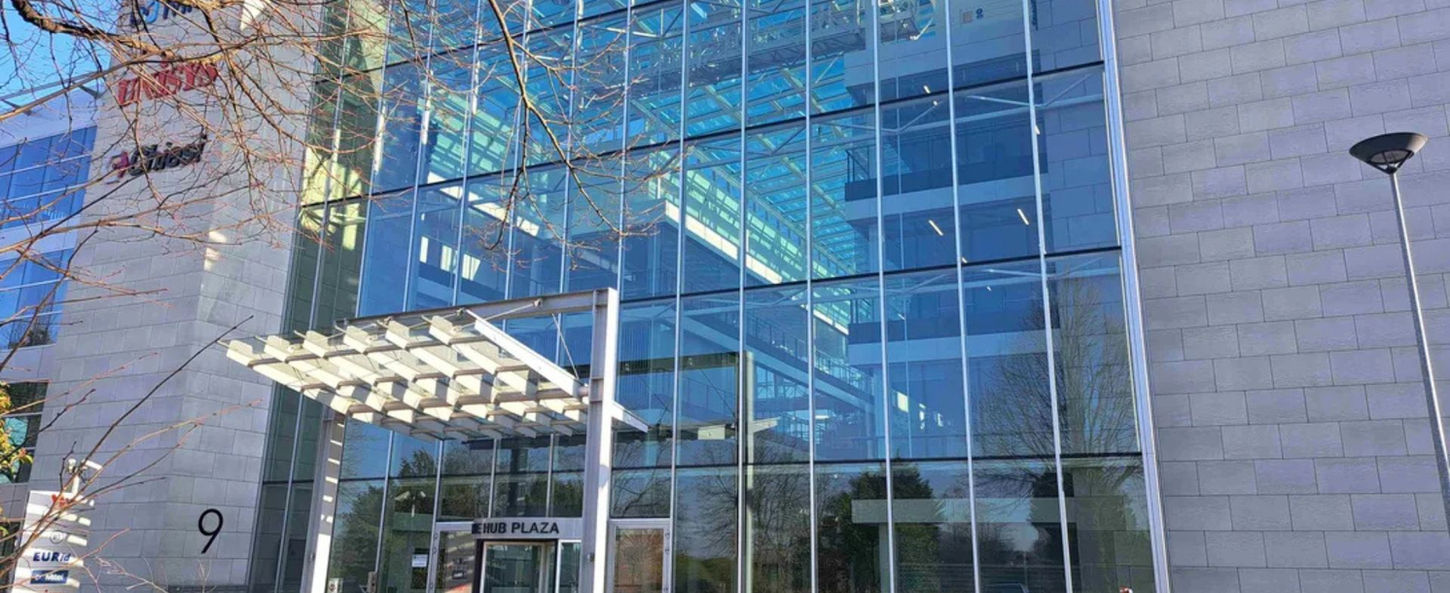 Vue extérieure du bâtiment HUB Plaza, façade moderne et architecture contemporaine.