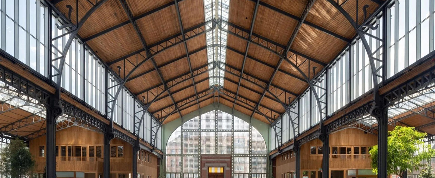 Intérieur lumineux et adaptable des espaces de bureau à Gare Maritime, Bruxelles, parfait pour créer un environnement de travail productif et innovant.