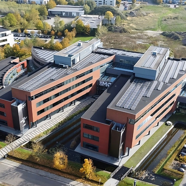 Bureau et coworking à louer à Mechelen - Le Mot, Motstraat 30, avec salle de réception, lunch bar, et salle de réunion, proche de la gare et facilement accessible en transport en commun.