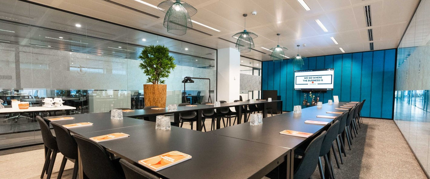 Situé à Bruxelles, Tribes Brussels, sur l'Avenue Marnix 13-17, proche du Quartier européen, est un espace de coworking unique inspiré du thème Hunza du Pakistan. Il offre un environnement de travail inspirant avec une formule tout inclus pour maximiser votre productivité.
