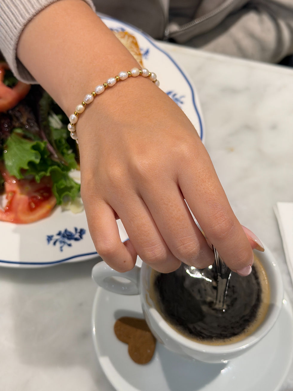 Miniatura: Pulsera de perlas y bolas doradas