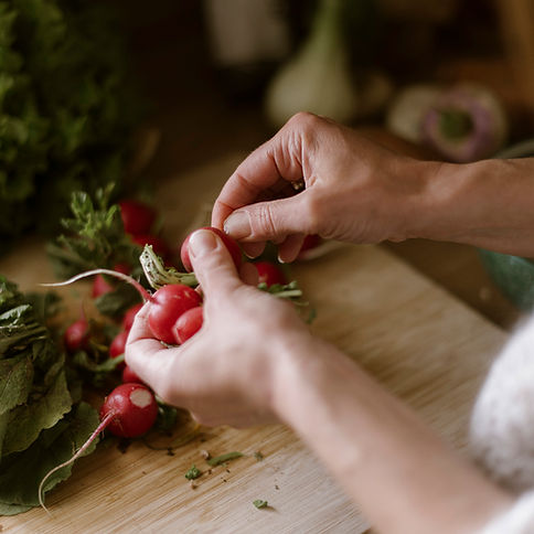 Mains de Noémie qui cuisinent