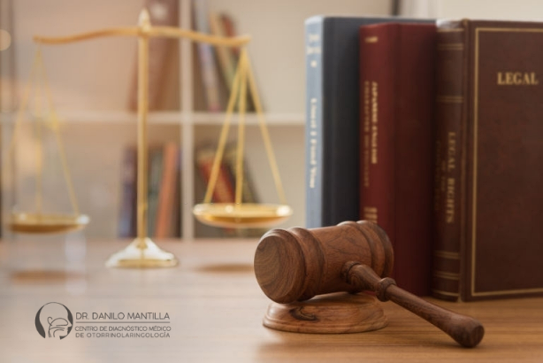 Gavel, libros legales, balanza: justicia