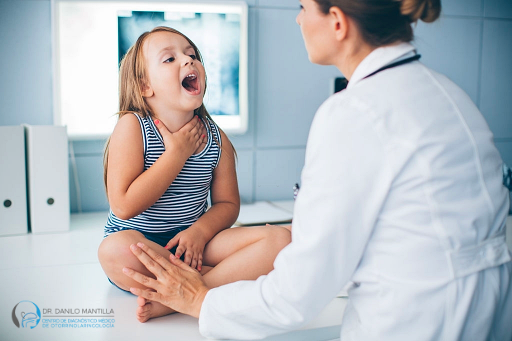 Niña con doctora, revisión médica, Danilo Mantilla ORL