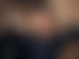 Mujer con sensación de oídos tapados por disfunción de la trompa de Eustaquio