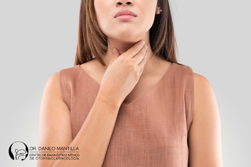 Mujer tocando su garganta, Dr. Danilo Mantilla ORL