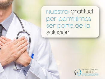 Doctor con bata y estetoscopio, mano en el pecho, junto al texto Nuestra gratitud por permitirnos ser parte de la solución.