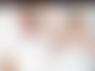 Pareja en cama: Mujer molesta por hombre que está roncando.