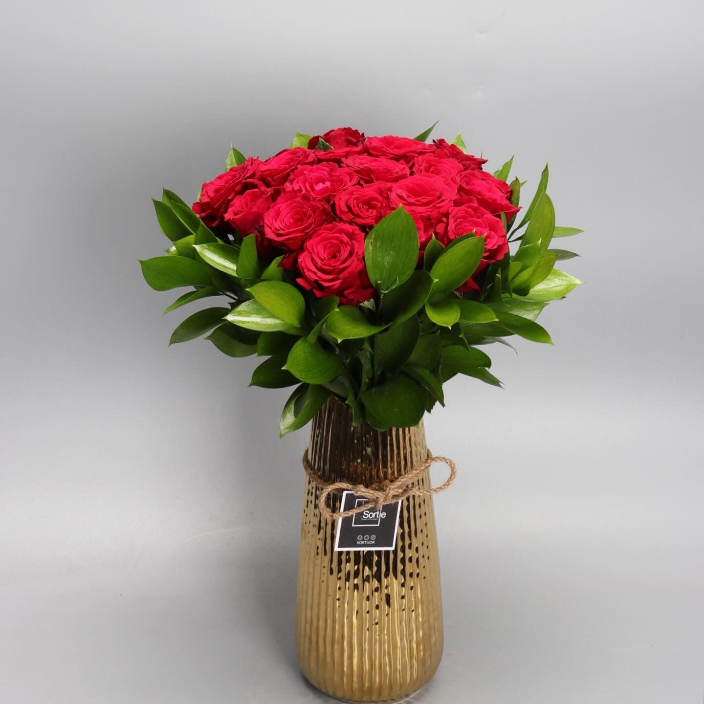 مزهرية زهرة حمراء