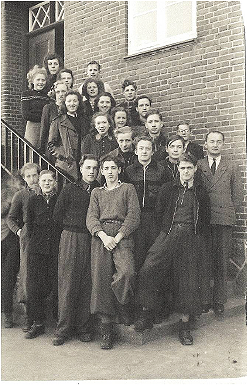 Klassebiledet fra 1946, hvor Svend A. Svendsen står ved nederste række fra venstre som nr. 2.