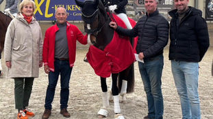 Jonge dressuurtalenten schitteren: Proost en Wetterau winnen EmmersCup 2025.