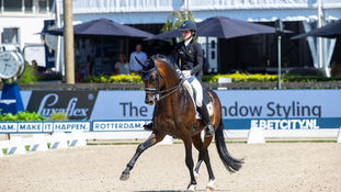 Amandine Prévost schittert met Quaterdance in Grand Prix Freestyle.