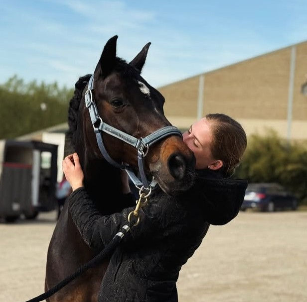 Alexine Herweyers rijdt naar top vijf in ponyfreestyle van Hagen.