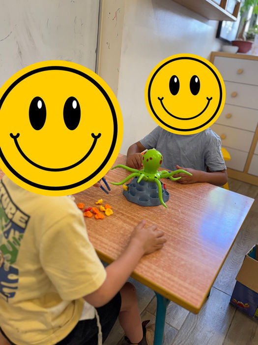 שני ילדים משחקים במשחק קופסא לחיזוק אחיזת עיפרון לקראת כיתה א