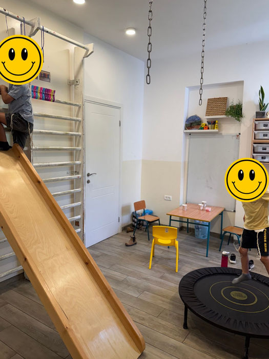 קבוצת ילדים בתרגול לחיזוק התשתית הגופנית בריפוי בעיסוק