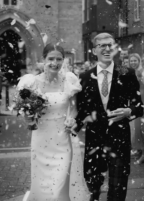 Novios saliendo De la Iglesia recién casados 