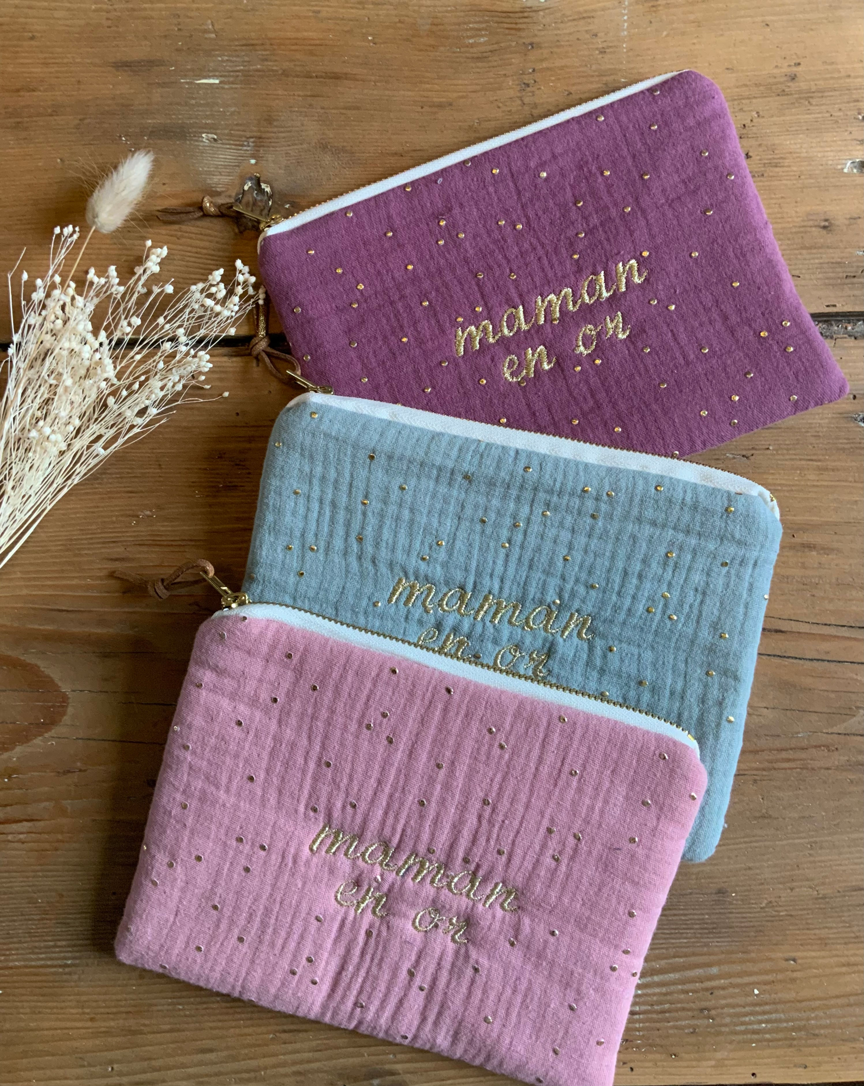 Pochette plate brodée or