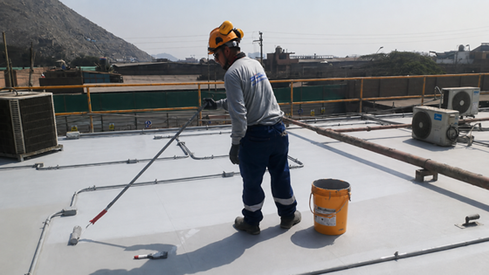 Trabajos de impermeabilización en techo industrial para prevenir filtraciones