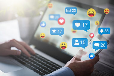 Laptop con likes flotantes en facebook