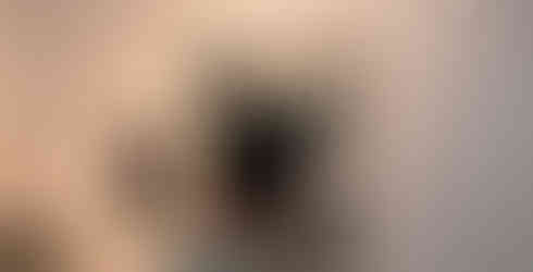 Seorang pemuda memandangi hasil fotografi oleh UKM KOPOS pada Gallery exhibition photography mereka di acara Pindrikan Markt 12