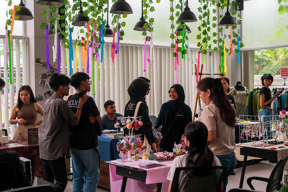 Sebuah popup market di Pindrikan Markt XII sedang berlangsung dengan suasana yang penuh kehidupan. Pengunjung bercampur aduk di antara stand-stand kecil yang dikelilingi dekorasi hijau dan lampu gantung. Acara ini memberikan kesempatan bagi para penjual untuk memamerkan karya mereka kepada audiens yang antusias
