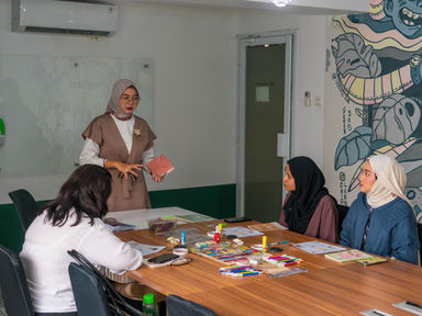 Suasana produktif di ruang meeting Collabox Semarang.