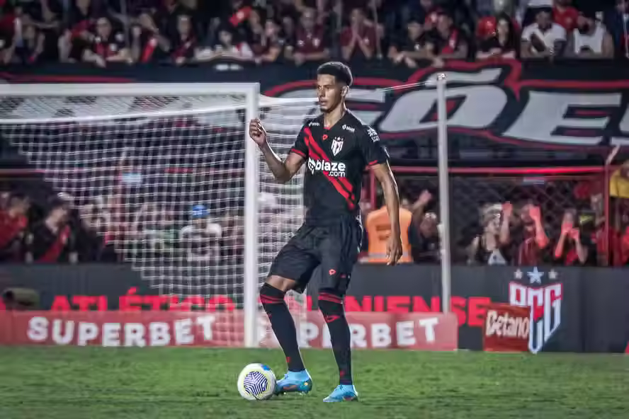 Alix Vinicius, em ação pelo Atlético-GO