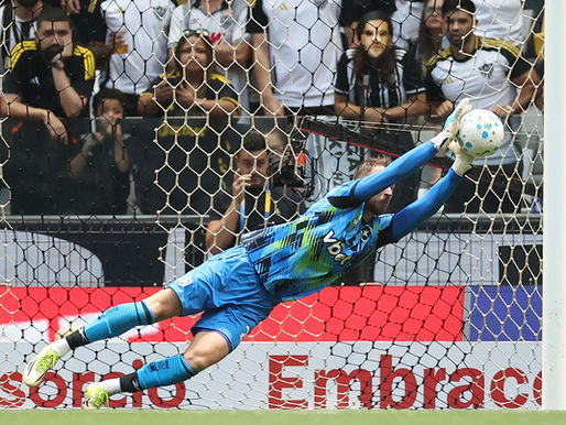 Neto em ação contra o Atlético-MG