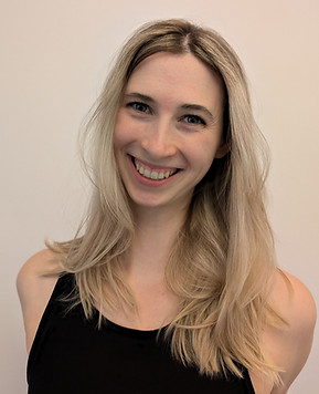 Portraitfoto der Fitness Trainerin: blonde und offene Haare, freundliches Lächeln, direkter Blick in die Kamera.