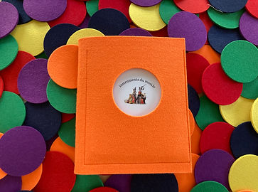 Pochette d'images classifiées sur les instruments du monde