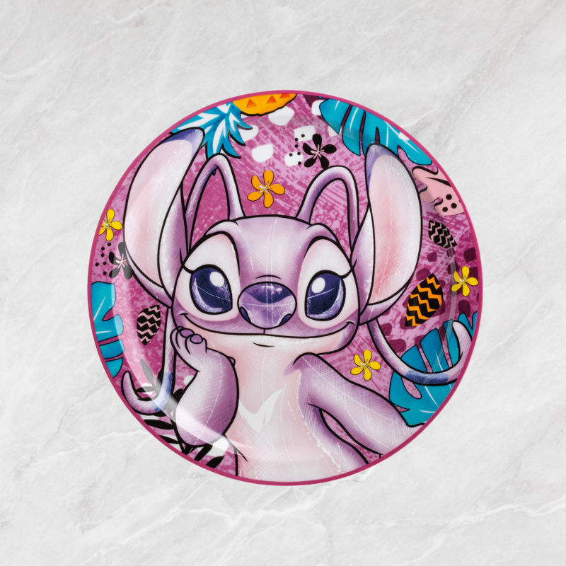 Großer pinker Porzellanteller mit Angel aus Lilo & Stitch, umgeben von türkisen Palmenblättern und gelben Blüten