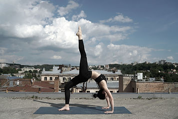 Mädchen tun Yoga auf einem Dach