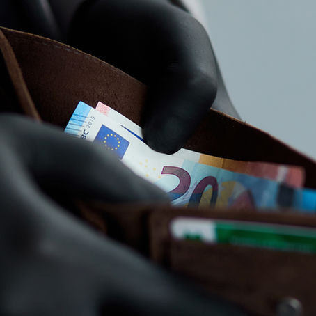 Saronno, mezzanotte e botte: un 44enne aggredito mentre va al lavoro. Ma tranquilli, è tutto sotto controllo (forse).