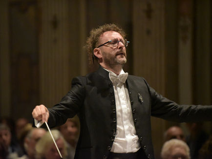 Milano resta senza parole: applausi infiniti alla Certosa, “Invictus” trasforma il concerto in qualcosa di molto più grande
