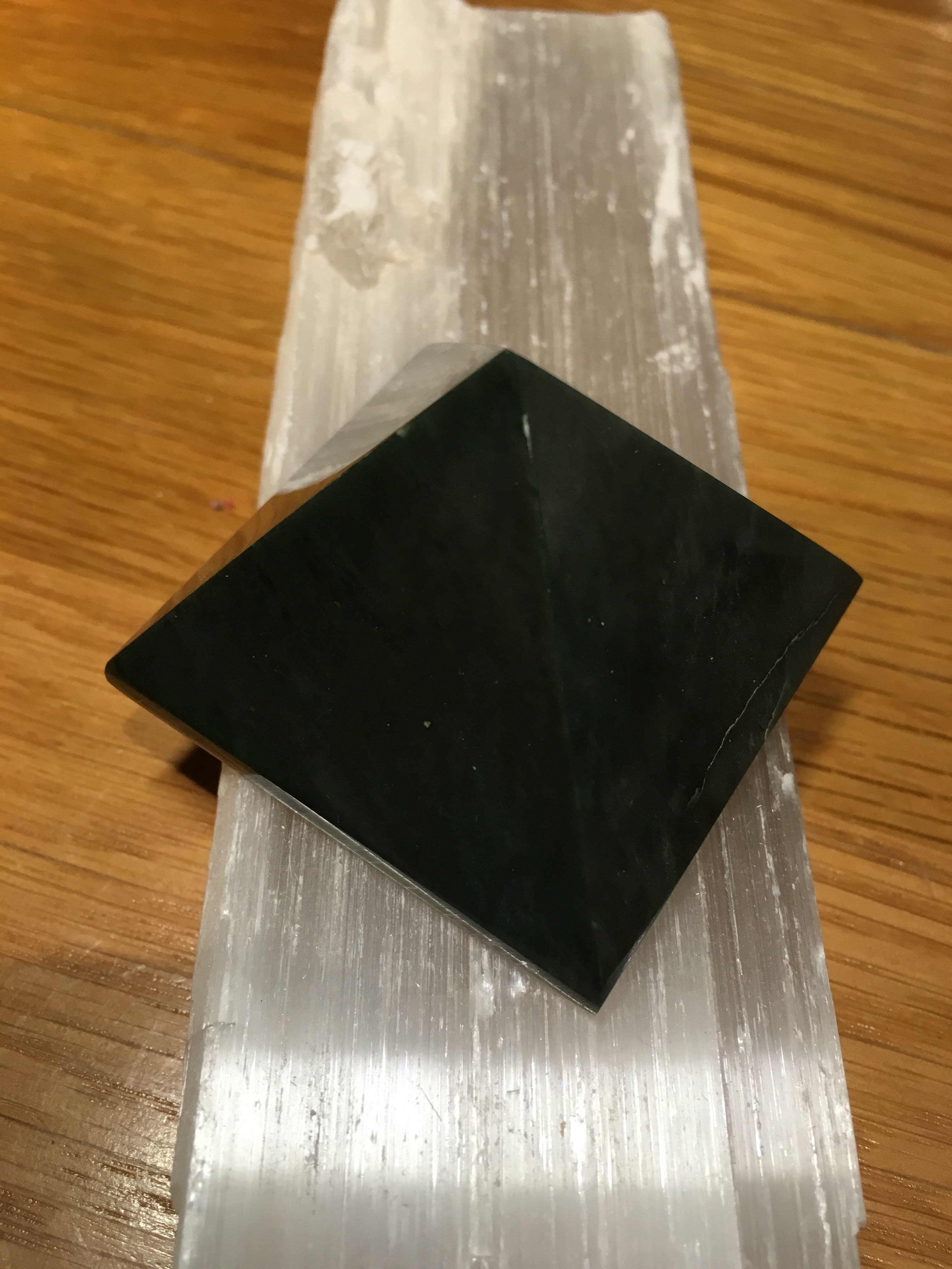 Jade Nephrite Pyramid min 4cm base