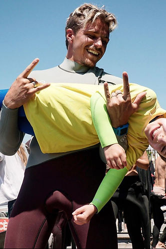 Professeur de surf donnant un cours à Biarritz