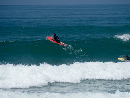 surfeur à Biarritz sur une planche de surf dans l'océan
