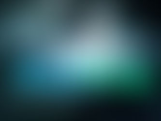 UFO στον νυχτερινό ουρανό, με λαμπερά φώτα και νεφελώδες υπόβαθρο. Μπροστά, λογότυπο PestBlog σε μπλε-πράσινο χρώμα. μυστηριώδης ατμόσφαιρα.