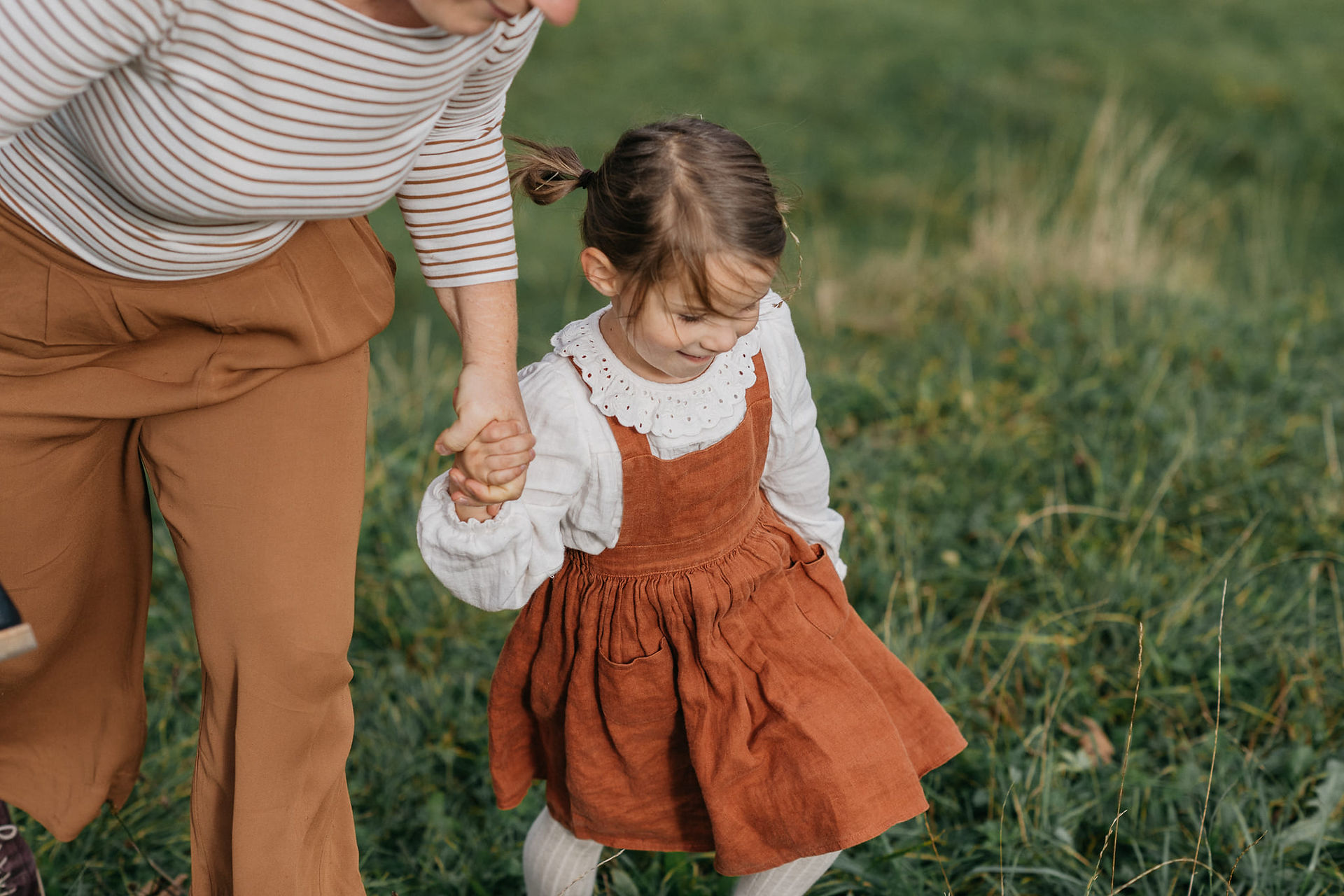Familie bei einem herbstlichen Familienshooting im bunten Laub mit warmem Abendlicht