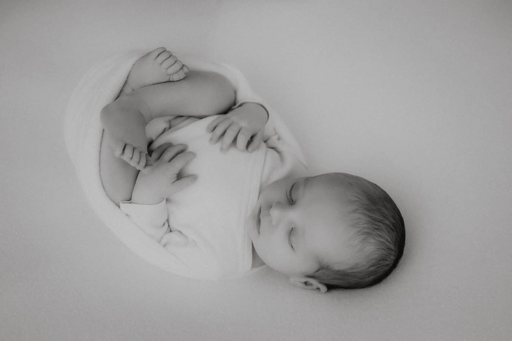 Neugeborenenshooting im Tageslichtstudio