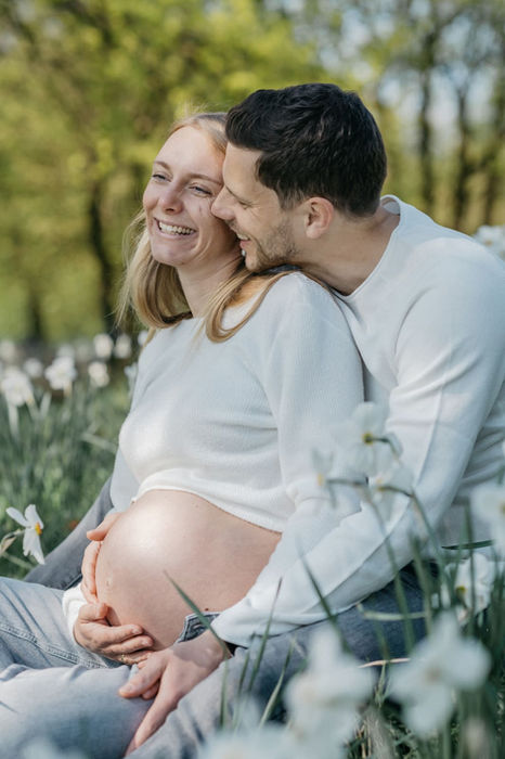 Babybauchshooting im Park in München