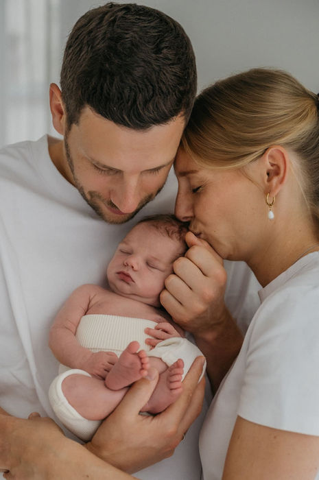 Neugeborenenshooting in München - Mama und Papa mit Baby