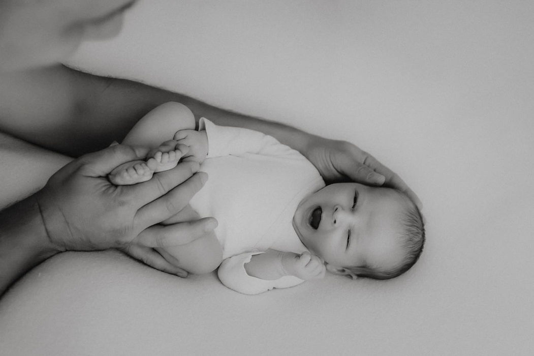 Neugeborenenshooting im Tageslichtstudio