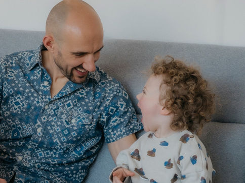 Familienshooting Homestory. Vater und Sohn.