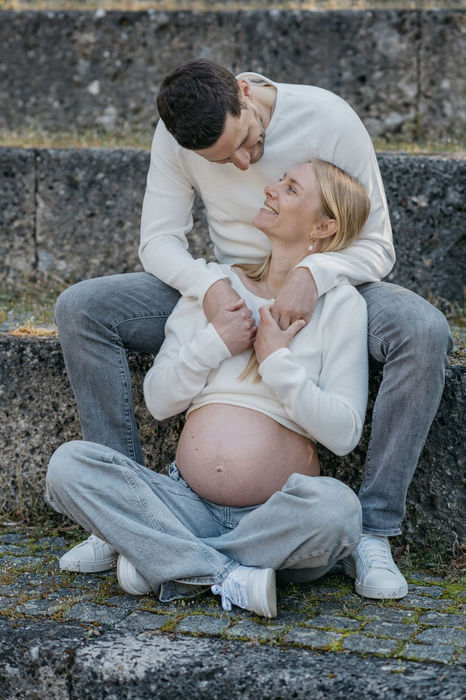 Babybauchshooting im Park in München