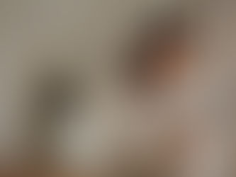 Une femme regarde une photo d'elle-même près d'une fenêtre...
