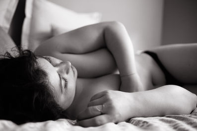 Nu artistique suggéré en noir et blanc, séance boudoir à Amiens