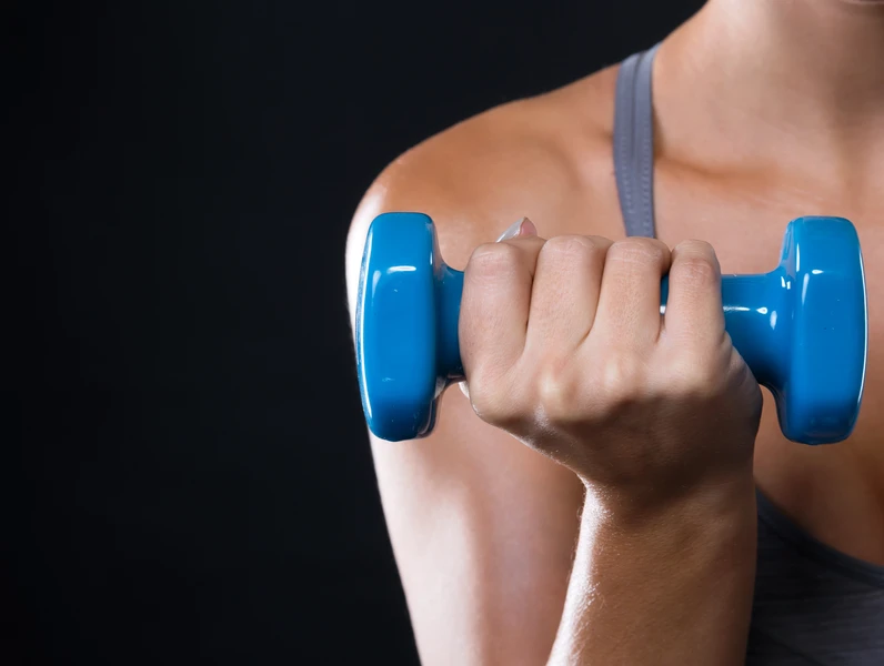 Entrena tu cuerpo con inteligencia y tu mente con compasión. Cada clase está diseñada para que fortalezcas no solo músculos, sino también pensamientos. Vas a moverte desde un nuevo lugar: uno de fuerza, presencia y claridad. Lo que desbloqueas aquí, lo llevas contigo a todo lo que haces.